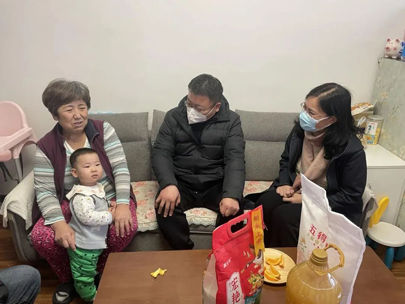 董事長參加“人大代表、政協(xié)委員走進社區(qū)，開展居民議事協(xié)商”活動.jpg